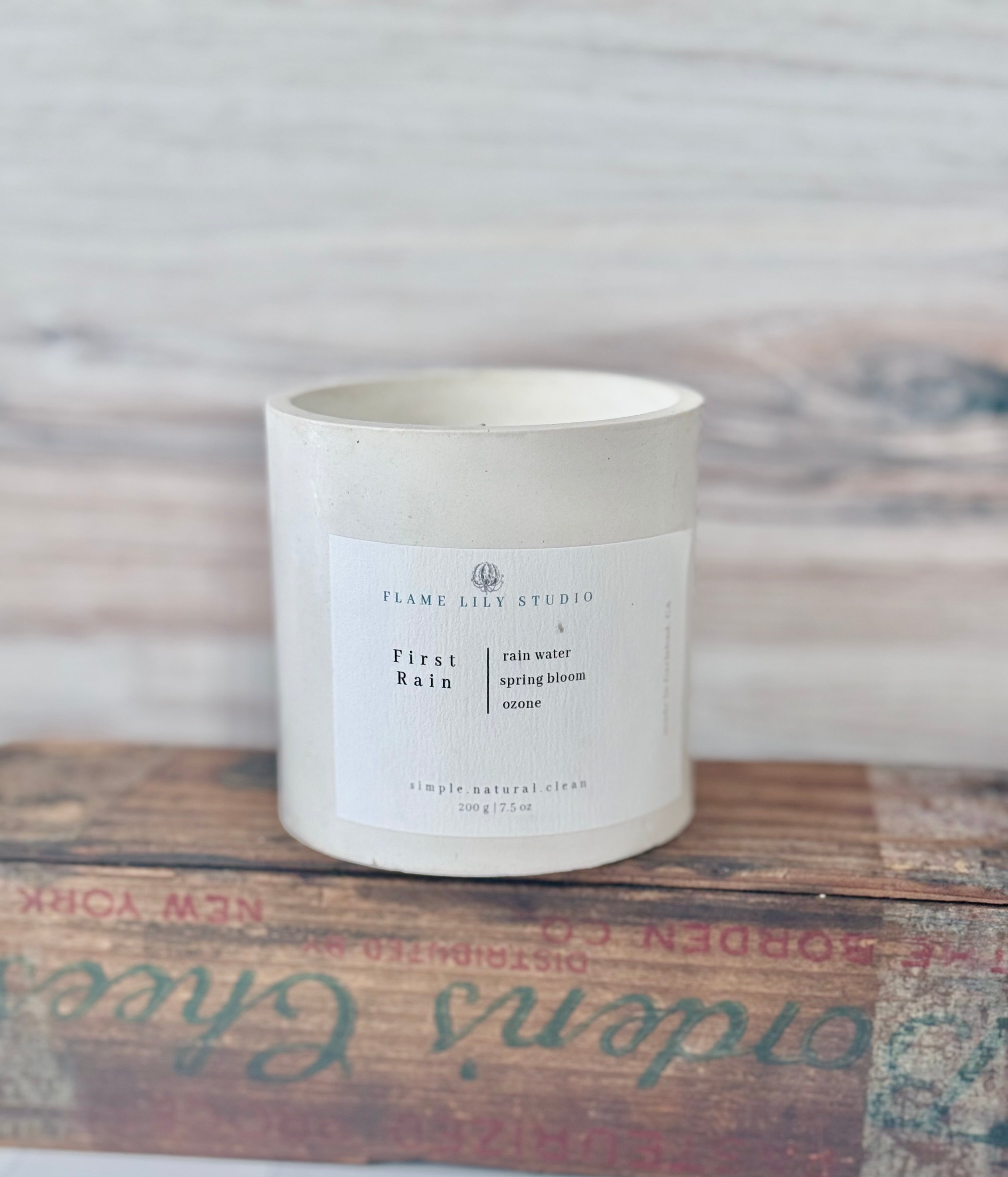 Concrete 8 oz Candle - Rainwater + Spring Bloom (Frist Rain)